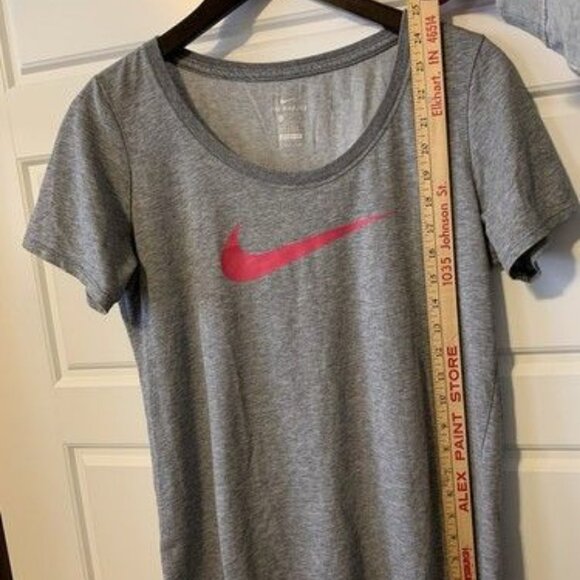 Women's Dri-Fit The Nike Tee Size Medium Grey Athletic Cut - Picture 6 of 6